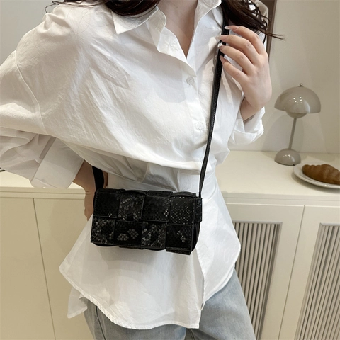 Bolso Bandolera con Patrón de Serpiente Tejida para Mujer Cuero PU Hebilla Triangular Bolso Cuadrado de Moda Diario