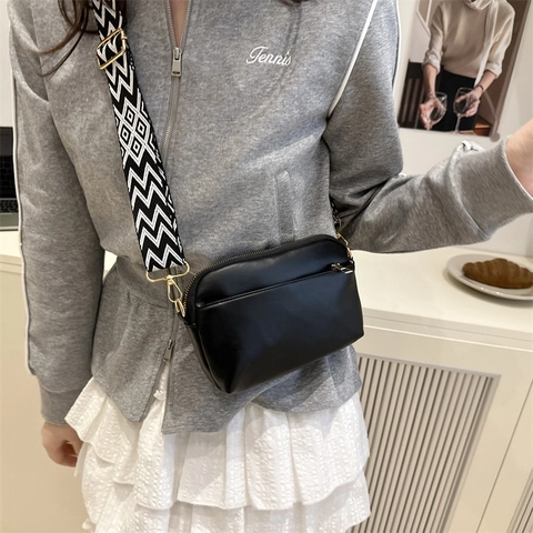Petit Sac Carré Minimaliste en Cuir PU pour Femmes Sac Bandoulière Décontracté Avec Large Bandoulière Géométrique