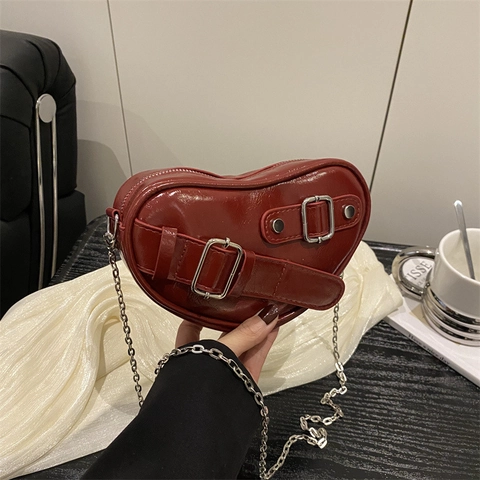 Borsa a Tracolla in Pelle PU a Forma di Cuore per Donna Trendy Punk Catena Borsa a Spalla Con Fibbie per Cintura Design di Nicchia