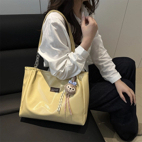 Sac Fourre-tout en Cuir PU à Grande Capacité pour Femmes Sac à Bandoulière de Mode Avec Chaîne et Pendentif en Peluche pour Travail