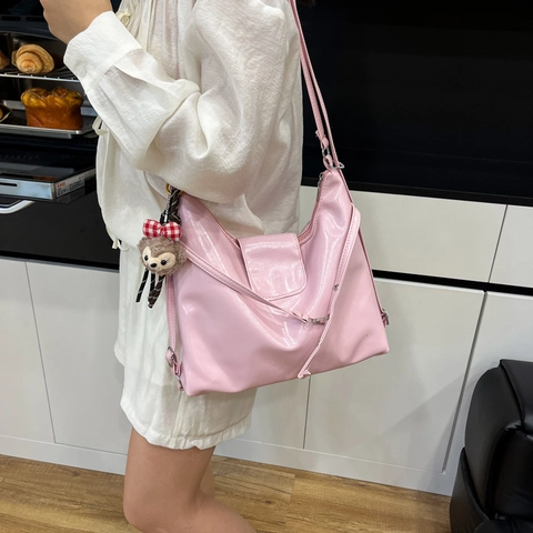 Borsa a Tracolla da Donna in Pelle PU Lucida Grande Capacità Borsa Tote Hobo Versatile per Pendolarismo Quotidiano Con Ciondolo a Forma di Orsetto di Peluche