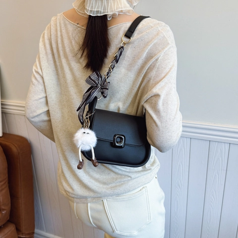 Borsa a Sella Vintage in Pelle PU da Donna Con Fiocco in Seta e Ciondolo in Peluche Elegante Borsa a Spalla Sottoascellare
