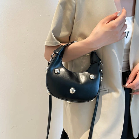 Sac Hobo Croissant en Cuir PU Minimaliste pour Femme Sac Bandoulière Décoré de Grands Rivets Argentés Tendance
