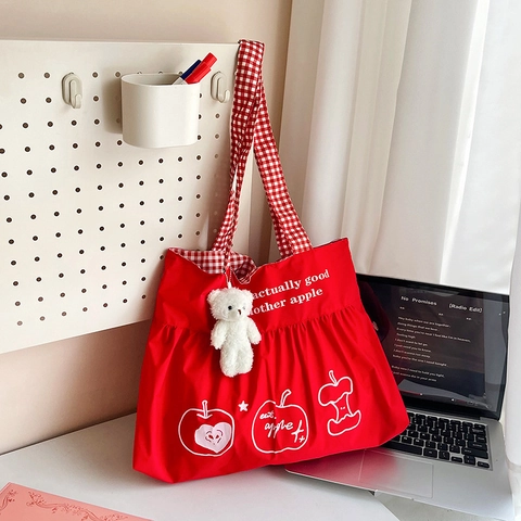 Borsa Tote in Nylon Grande Capacità Borsa a Tracolla Rossa con Stampa a Mela Manici a Quadretti e Ciondolo a Forma di Orsetto