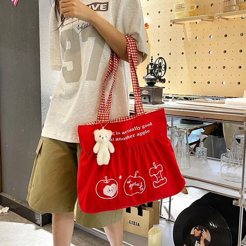 Borsa Tote in Nylon Grande Capacità Borsa a Tracolla Rossa con Stampa a Mela Manici a Quadretti e Ciondolo a Forma di Orsetto