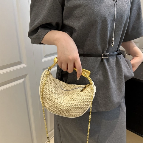 Damen Gewebte Halbmond Tasche Retro Stroh Umhängetasche Künstlerischer Metallgriff Kette Schultertasche Luxus Sommerurlaub Tote