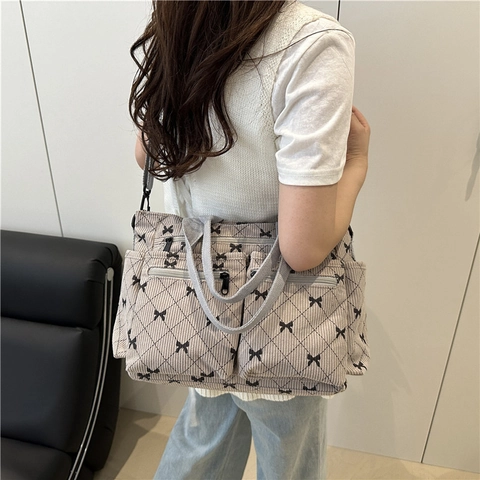 Sac Cabas en Velours Côtelé de Grande Capacité pour Femmes Motif Nœud Papillon Doux Losanges Multi-Poches Sac à Bandoulière pour Trajet Quotidien
