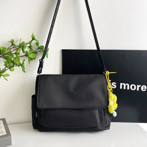Borsa a Tracolla da Donna in Nylon Tinta Unita Messenger Casual Grande Capacità Tote Bag Con Ciondolo a Fiore Streetwear