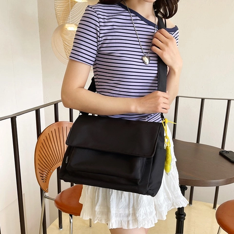 Borsa a Tracolla da Donna in Nylon Tinta Unita Messenger Casual Grande Capacità Tote Bag Con Ciondolo a Fiore Streetwear