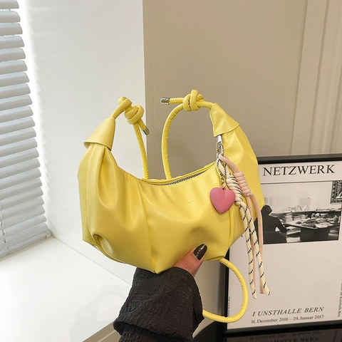 Sac Bandoulière Demi-Lune Froncé pour Femme en Cuir PU Souple Sac Sous le Bras Plissé Avec Pendentif Cœur Chic