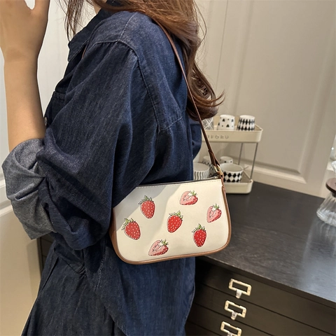 Borsa Sottobraccio in Pelle PU Con Stampa Fragola Dolce Donna Moda Borsa a Tracolla Casual Con Tracolla a Catena d'Oro