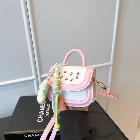 Süße Mini Umhängetasche Mit Kirschdruck Für Kinder Mädchen Elegante PU Leder Handtasche Mit Plüsch Mond Anhänger Prinzessin Stil Schultertasche
