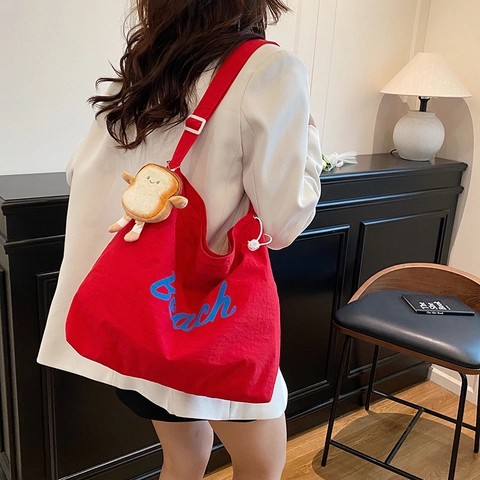 Borsa Tote da Donna in Tessuto Lavato di Grande Capacità Con Stampa a Lettere Beach e Simpatico Pendaglio in Peluche a Forma di Pane