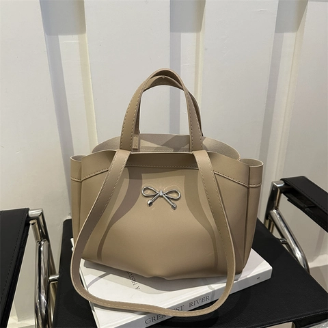 Ensemble de Sac Cabas en Cuir PU Minimaliste pour Femmes Avec Décoration en Métal de Nœud d'Argent Sac à Bandoulière Grande Capacité Sac à Main Mode avec Pochette Intérieure