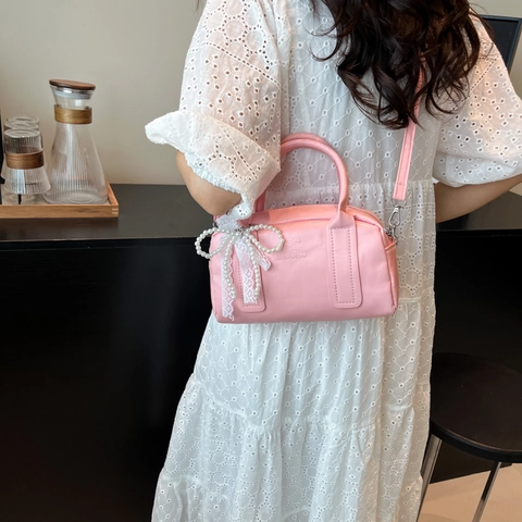Koreaanse Mode PU Leer Boston Tas Voor Vrouwen 2025 Nieuwe Kleine Vierkante Crossbody Tas Met Parel Kant Boog Hanger Handtas