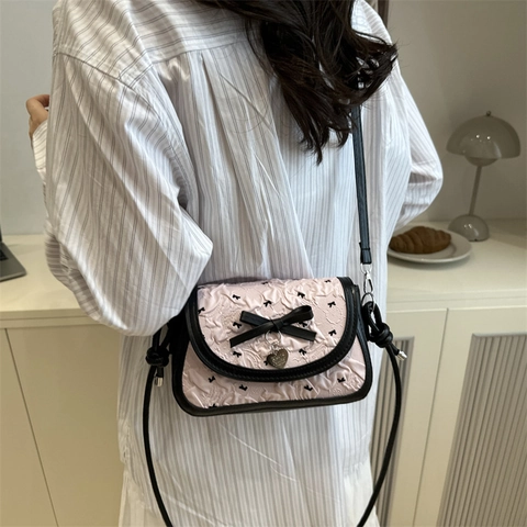 Petit Sac à Bandoulière Carré Doux pour Femmes Imprimé Dessin Animé Mignon Nœud Pendentif Cœur Cuir PU Tissu Sac à Main Élégant