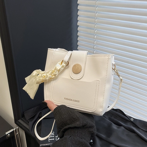 Damen Mode PU Leder Kleine Beuteltasche Lässige Einfarbige Schulter Umhängetasche Mit Seidenschal Und Anhänger Tägliche Handtasche