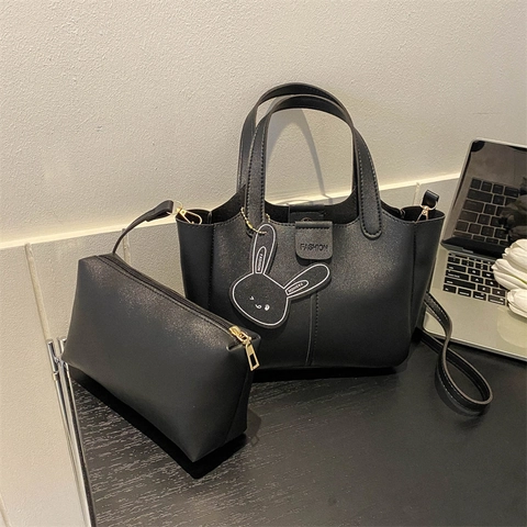 Ensemble de Sacs Fourre-Tout en Cuir PU Souple Vintage pour Femmes Sac à Main Rétro avec Joli Pendentif Lapin Sac à Bandoulière Élégant