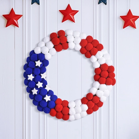 Ghirlanda Patriotica del Giorno dell'Indipendenza con Pompon Rosso Bianco Blu Bandiera Americana Stelle Decorazione da Parete Porta