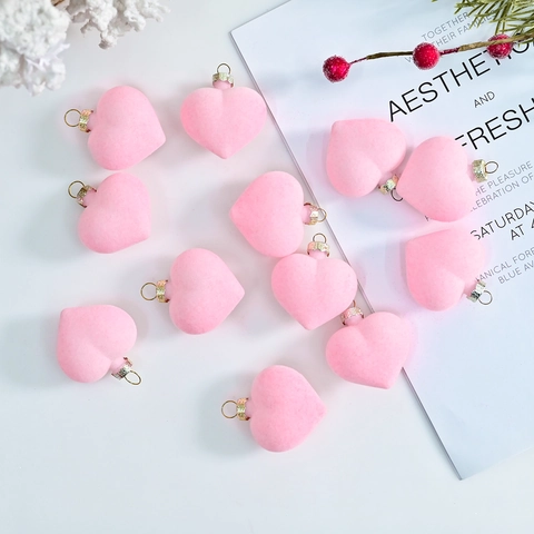 Ornements Suspendus Floconnés en Forme de Cœur Pendentifs en Plastique Texture Velours pour Noël Saint Valentin Mariage Maison