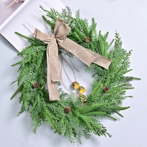Ghirlanda di Natale Nordica Con Foglie di Pino Artificiali Pigne Fiocco di Lino Campanelli Oro per Decorazione Porta Casa