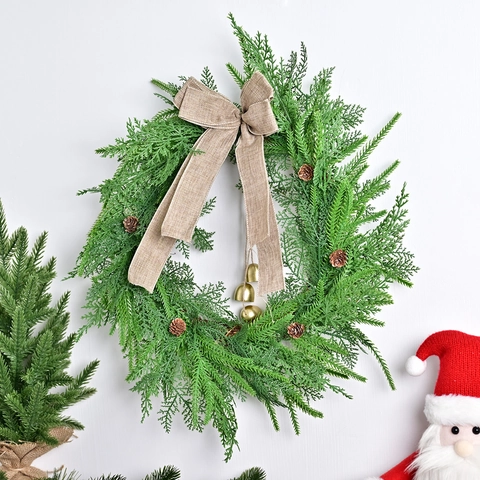 Ghirlanda di Natale Nordica Con Foglie di Pino Artificiali Pigne Fiocco di Lino Campanelli Oro per Decorazione Porta Casa