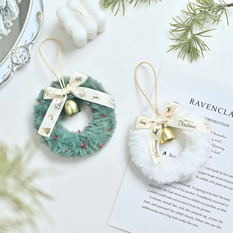 Couronne de Noël en Peluche Ornement Cloche Dorée Nœud Merry Christmas Imprimé Renne Décoration Suspendue pour Sapin Porte Murale