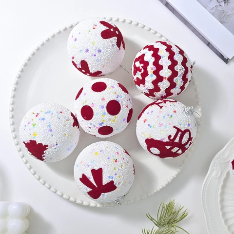 Palline di Natale Bianche e Rosse Moderne in Plastica e Schiuma Decorazioni Appese Floccate Con Motivi di Omino di Pan di Zenzero e Alce
