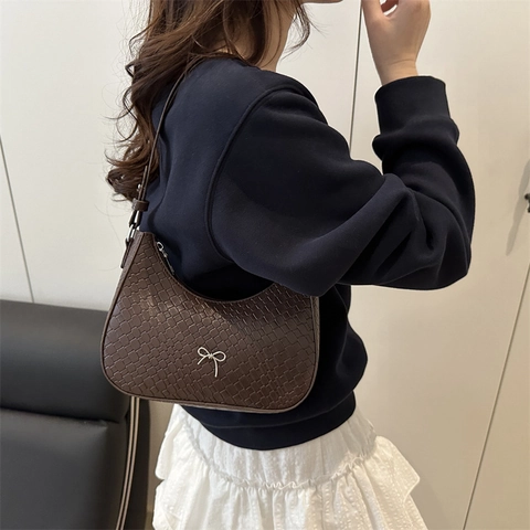 Sac Sous le Bras en Cuir PU à la Mode Motif Crocodile Sac Hobo Croissant Avec Décoration de Nœud Argenté Sac à Épaule Polyvalent
