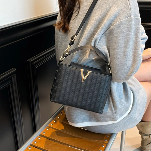 Fashion Woven PU Leather Small Square Bag With Metal V Buckle Elegant Women Crossbody Shoulder Bag Handbag For Daily Use