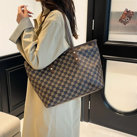 Borsa Tote Vintage Stampata per Donna Grande Capacità in Pelle PU Monogramma Borsa a Spalla Casual Pendolare con Rivetti in Metallo