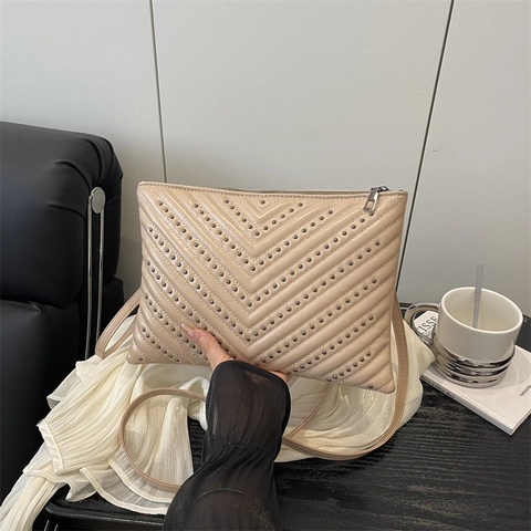 Women Fashion PU Leather Crossbody Bag Chevron Quilted Rivet Envelope Shoulder Bag Street Trend Soft Envelope Clutch Purse