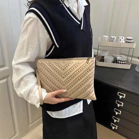 Women Fashion PU Leather Crossbody Bag Chevron Quilted Rivet Envelope Shoulder Bag Street Trend Soft Envelope Clutch Purse