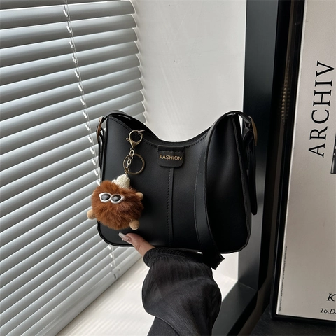Sac Bandoulière Femme en Cuir PU Mode Impression de Lettres Sac à Épaule Avec Pendentif Peluche Mignon Sac Hobo Casual