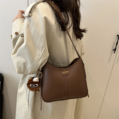 Sac Bandoulière Femme en Cuir PU Mode Impression de Lettres Sac à Épaule Avec Pendentif Peluche Mignon Sac Hobo Casual