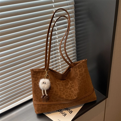 Große Kapazität Leopardenmuster Tragetasche Für Damen Wildlederimitat Schultertasche Mit Plüsch-Anhänger Lässig Handtasche