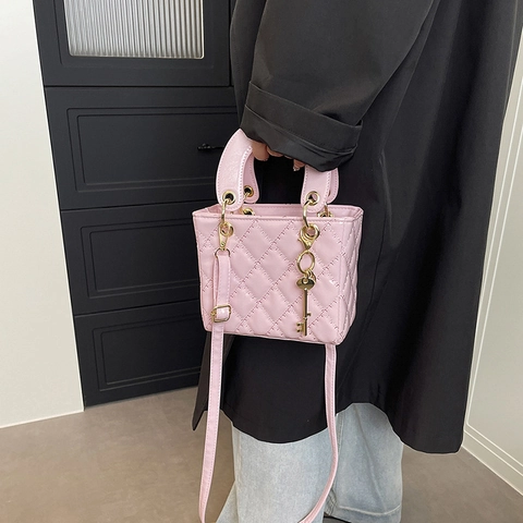Sac à Main Femme en Cuir PU Matelassé Élégant Sac Bandoulière Poignée Breloque Clé Dorée Mode Rétro Sac Épaule
