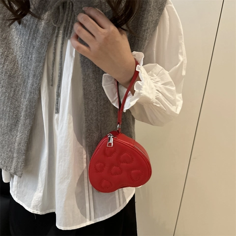Fashion Heart Shaped Quilted PU Leather Wristlet Handbag Simple Heart Embossed Zipper Mini Clutch Bag For Women Daily Decoration