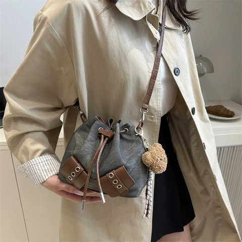 Sac Seau en Denim Lavé Vintage pour Femmes Mode Patchwork en Cuir Synthétique Sac Bandoulière à Cordon Style de Rue Petit Sac
