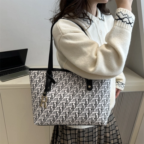 Vintage Letter Print Large Capacity Tote Bag For Women PU Leather Fashion Monogram Shoulder Bag For Work Daily Commute