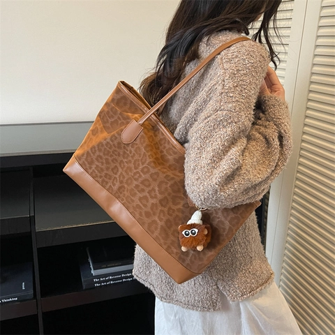 Bolso Tote Vintage con Estampado de Leopardo para Mujer Gran Capacidad Bolso de Hombro de Antelina Con Colgante de Peluche