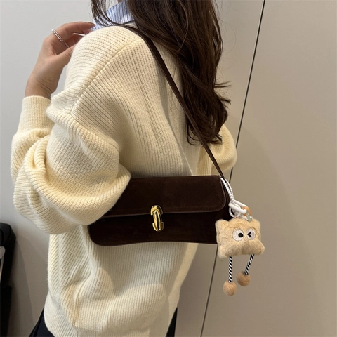 Elegante Achseltasche Aus Wildlederimitat Für Damen Vintage Schultertasche Mit Plüsch-Anhänger Stilvolle Baguette Tasche