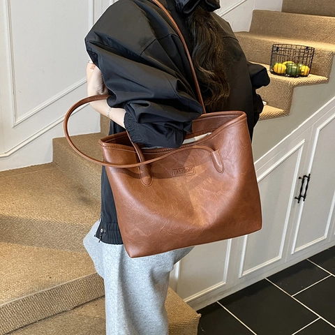 Sac Cabas Femme en Cuir PU de Grande Capacité Style Rétro Rue Sac à Épaule avec Pendentif Ours pour Navette Quotidienne Bureau Shopping