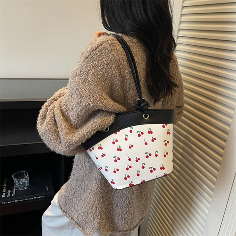 Kirschdruck PU Leder Beuteltasche Für Damen Süße Vielseitige Große Kapazität Tote Schultertasche Täglich Pendeln Handtasche