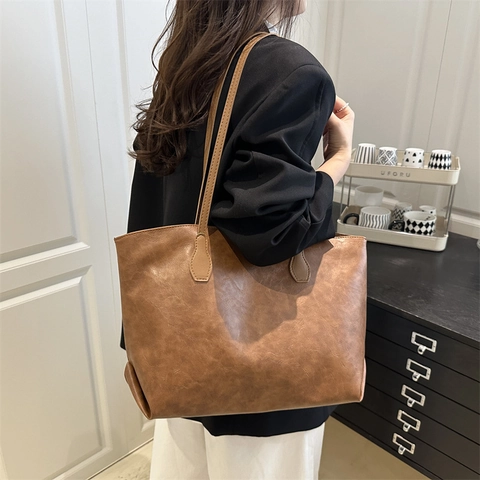 Retro Large Capacity Tote Bag Synthetic Leather Fashion Commuter Shoulder Bag For Women Underarm Bag Simple Solid Daily Bag