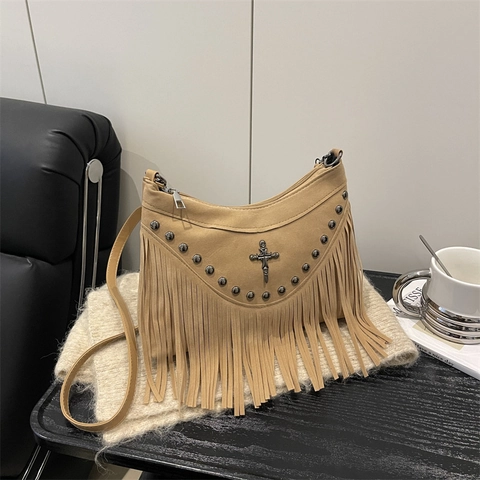 Vintage Nieten Quasten Umhängetasche Punk Wildleder Schultertasche Mit Metall Totenkopf Kreuz Für Damen Bohemian Fransen Tasche