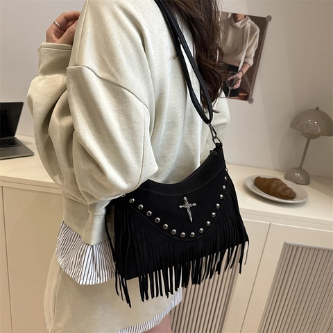 Vintage Nieten Quasten Umhängetasche Punk Wildleder Schultertasche Mit Metall Totenkopf Kreuz Für Damen Bohemian Fransen Tasche