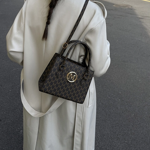Borsa a Mano da Donna alla Moda Stampa Lettere M Pelle PU Piccola Borsa a Tracolla Quadrata Logo Metallico Tracolla Regolabile Rétro