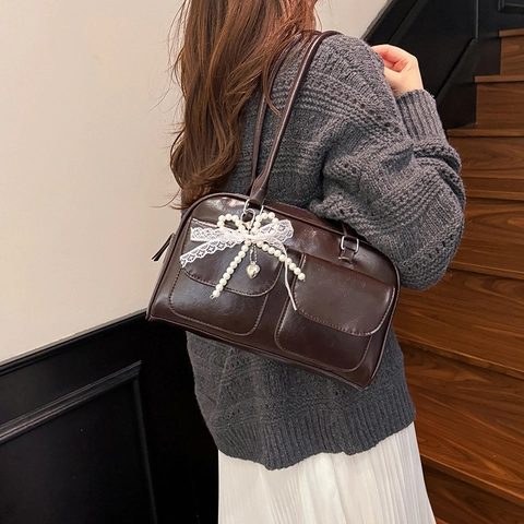 Borsa a Tracolla da Donna in Pelle PU Vintage Grande Capacità Borsa da Sottobraccio Boston Con Ciondolo a Fiocco in Perle