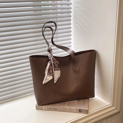 Vintage Large Capacity PU Leather Tote Bag For Women Soft Shoulder Bag For School Commuting With Scarf Pendant Casual Handbag